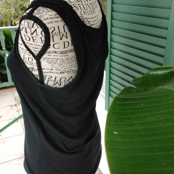 Women's NWOT Banana Republic Black Tank with cute Ruffled neckline size L - Picture 4 of 6